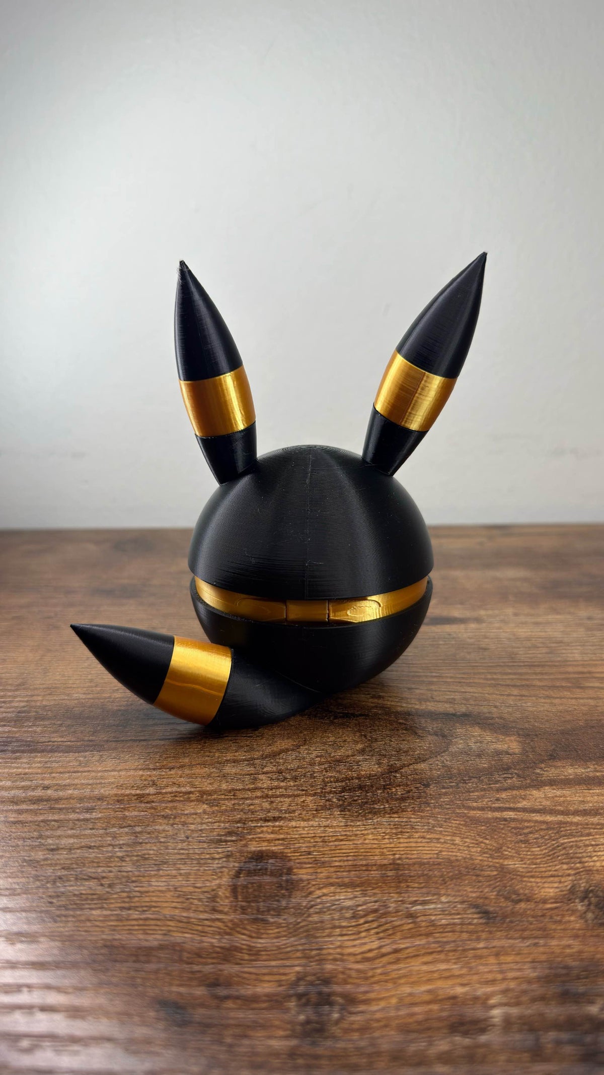 Umbreon Poké Ball – Pokémon-Inspired Display Stand