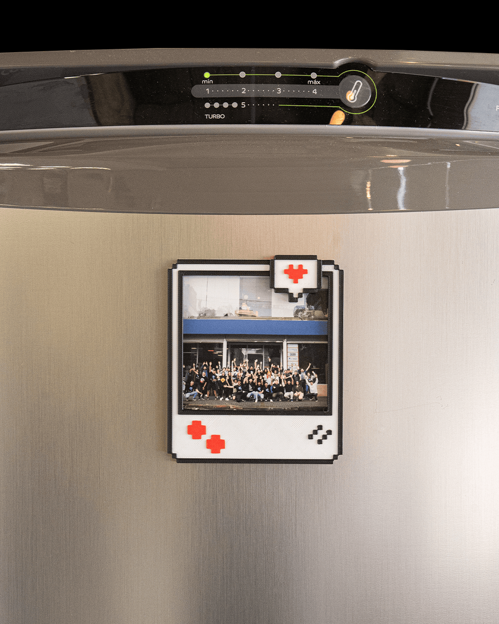 Pixel Snap — Magnetic Photo Frame